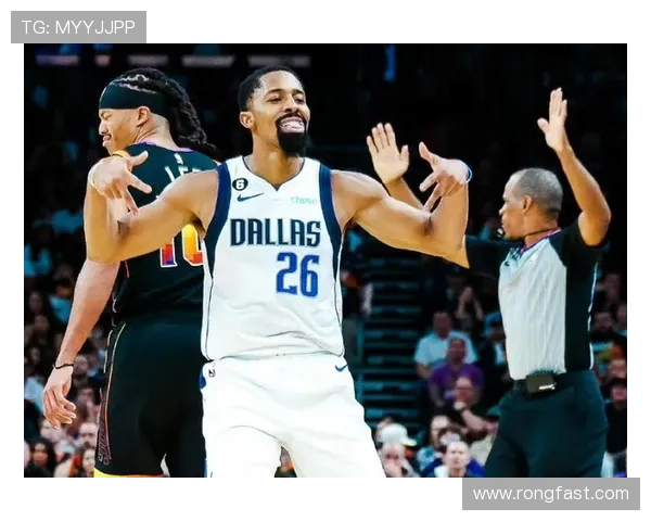 布克领衔太阳对决独行侠双方明星球员激烈碰撞引发期待 布克领衔太阳对决独行侠双方明星球员激烈碰撞引发期待