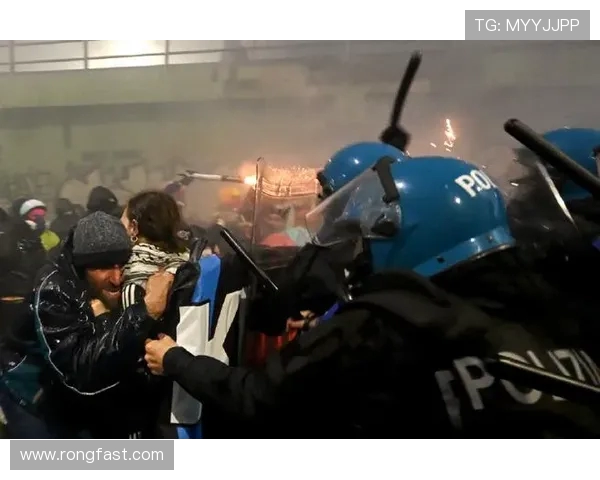 马赛主场欧冠赛后球迷暴力事件升级引发大规模斗殴冲突