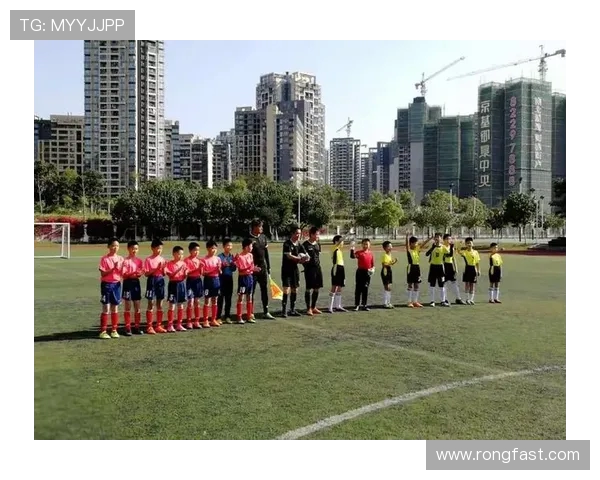 深圳足球队选拔赛表现分析:经验与战术的结合与提升 深圳足球队选拔赛表现分析:经验与战术的结合与提升